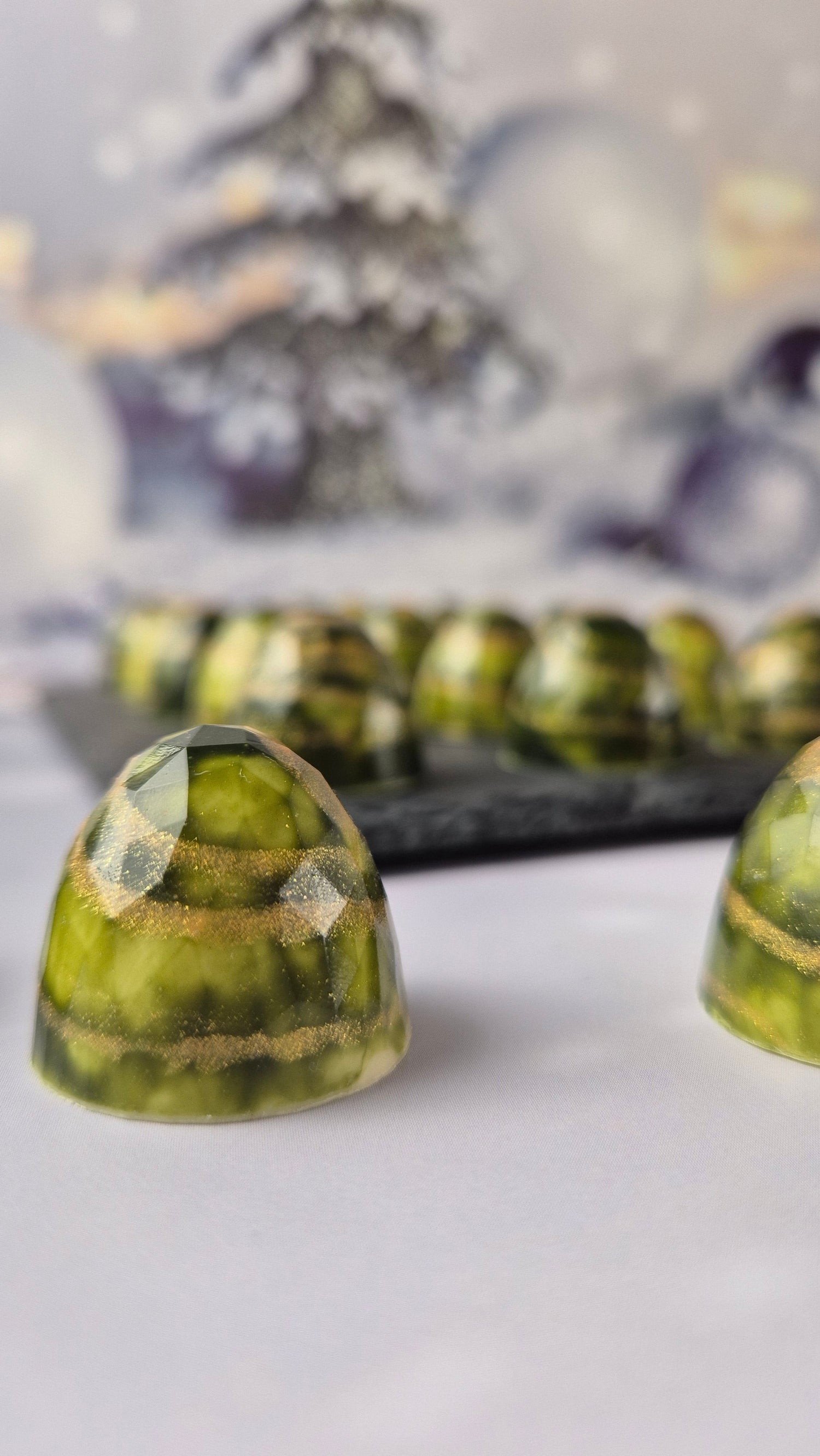 Bombons pintados à mão e trufas recheados